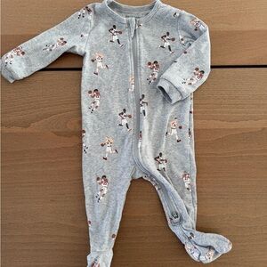 PETIT LEM Gray Cotton Baby Footed Onesie with Basketball Print
